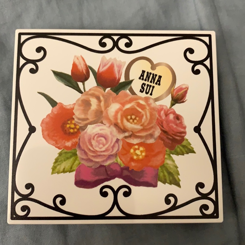 🆕 👀 RARE Anna Sui eyeshadow and cheeks color palette